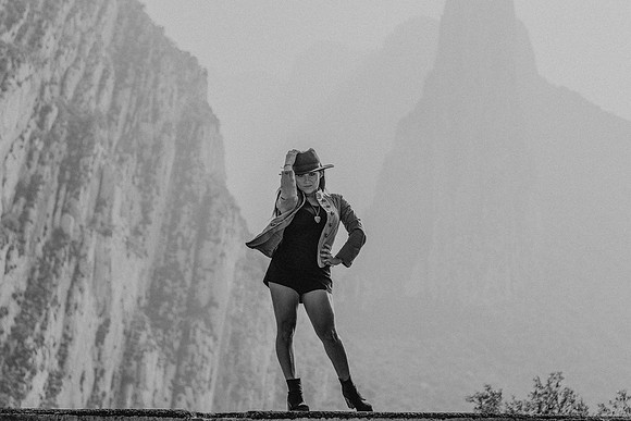 VelvetBlackAndWhite-56